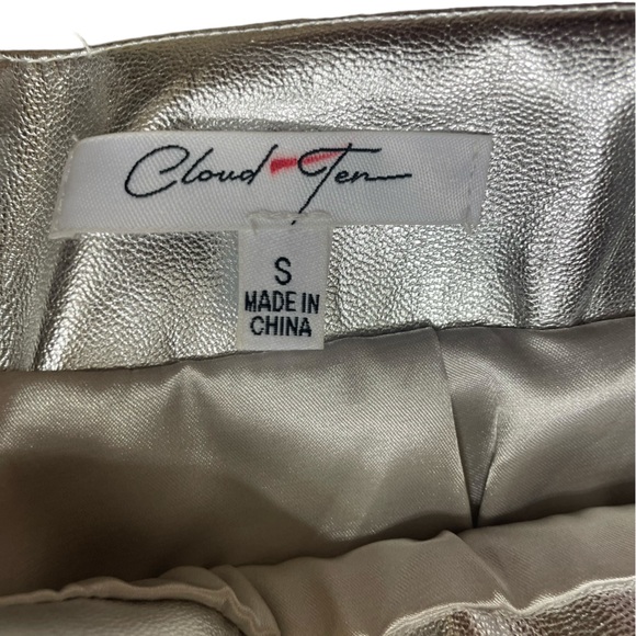 EUC Metallic Silver High Waist Shorts by Cloud Ten  (E-1) - Picture 7 of 9